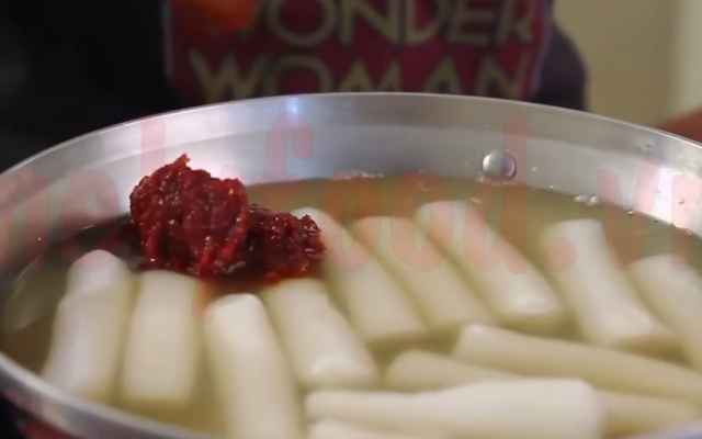 Cách thực hiện khoản canh bánh gạo Nước Hàn đón đầu năm mới may mắn