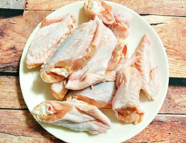 Cánh gà sơ chế sạch lông tơ, khử hôi trước khi tẩm ướp gia vị