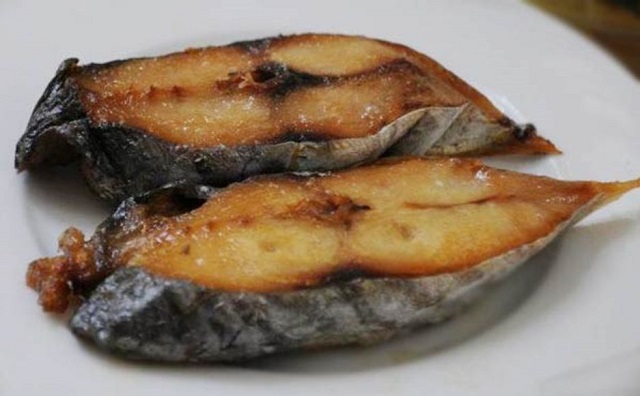 Những cách chế biến ngon miệng từ cá thu một nắng bạn nên biết 2 Chế biến món cá thu chiên sốt mắm tỏi ớt