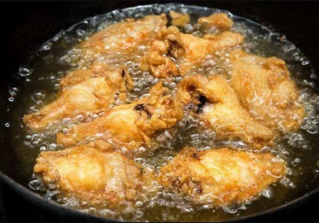 Chiên cánh gà vàng giòn