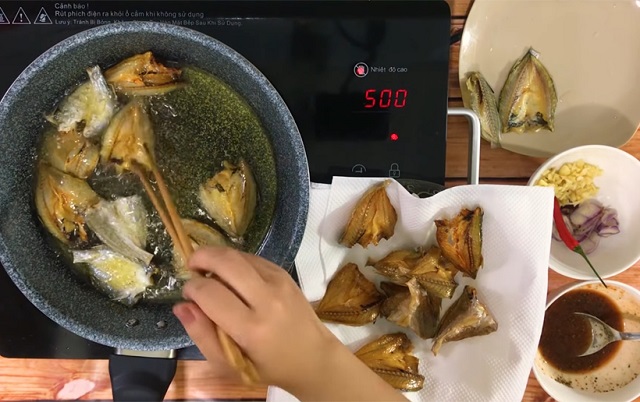 Học ngay cách rim cá khô cùng mắm đường đậm đà cực ngon