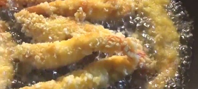 Chiên tôm vàng đều, vớt ra để ráo dầu