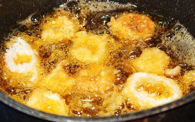 Bí quyết chế biến mực chiên giòn hấp dẫn bạn không thể bỏ qua! 4 Chiên mực với lửa vừa phải (chế biến món mực chiên giòn thật hấp dẫn)