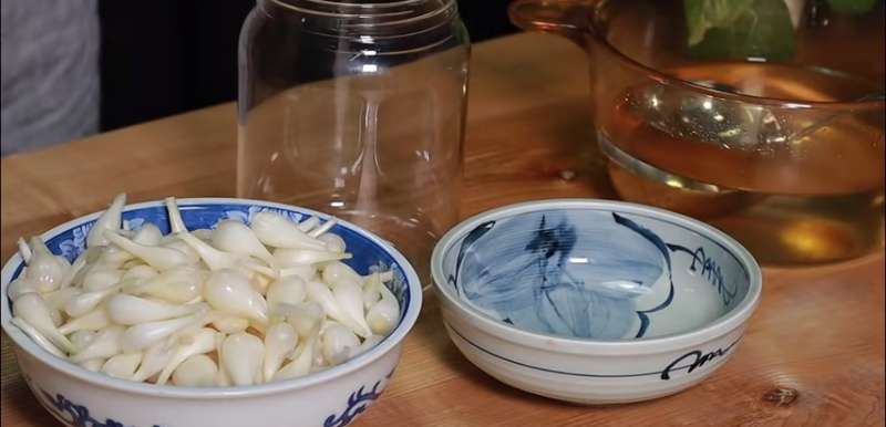 Xếp kiệu vào hũ ngâm củ kiệu 