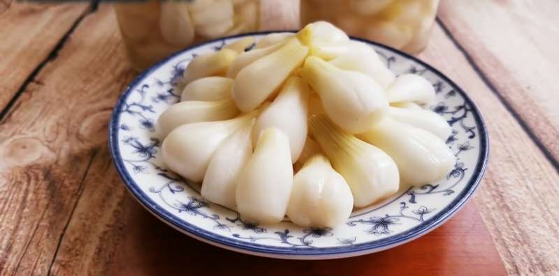 Hành chua giòn ngon sau 4 ngày ngâm 