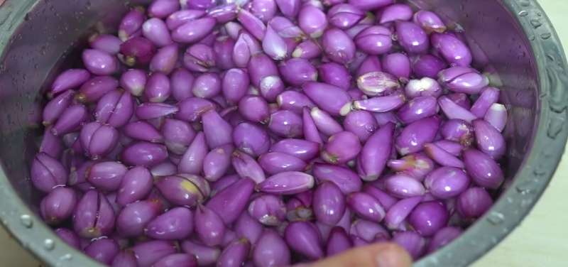 Ngâm hành trong nước gạo rồi lột sạch lớp vỏ bên ngoài 
