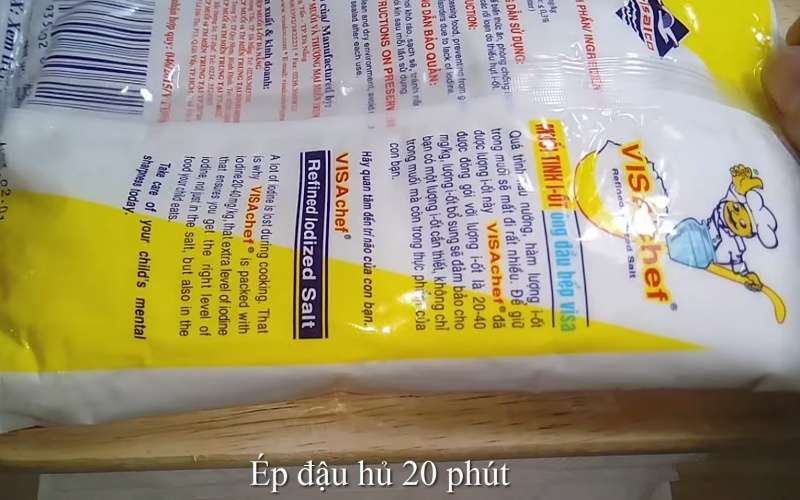 Ép đậu phụ bằng thớt