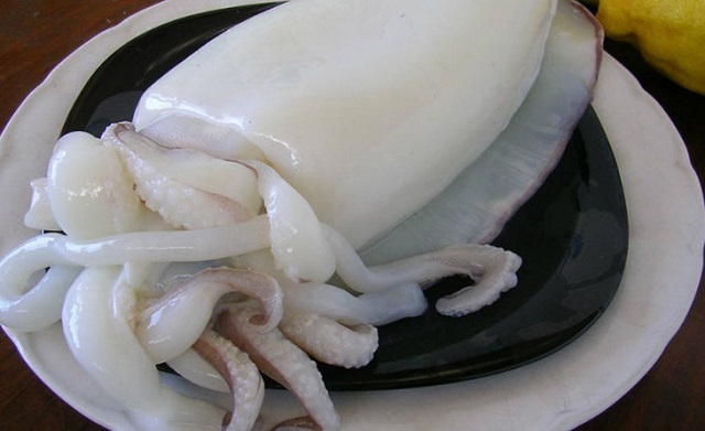Bí quyết chế biến mực chiên giòn hấp dẫn bạn không thể bỏ qua! 3 Sơ chế mực sạch sẽ