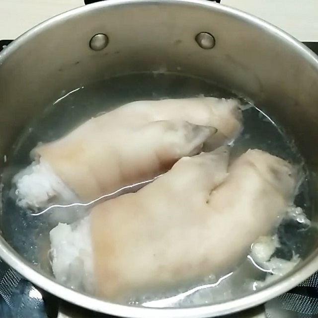 Luộc chín chân giò heo