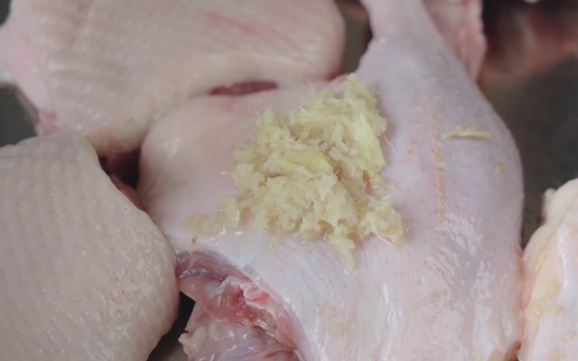 Chia sẻ bí quyết nấu mì vịt tiềm ngon chuẩn như tiệm mì người Hoa 1 Dùng gừng giã nát để khử mùi tanh của thịt vịt