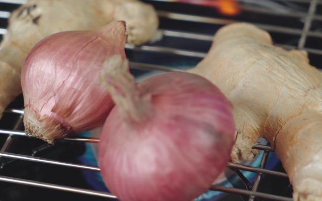 Chia sẻ bí quyết nấu mì vịt tiềm ngon chuẩn như tiệm mì người Hoa 2 Nướng gừng và hành tạo thơm