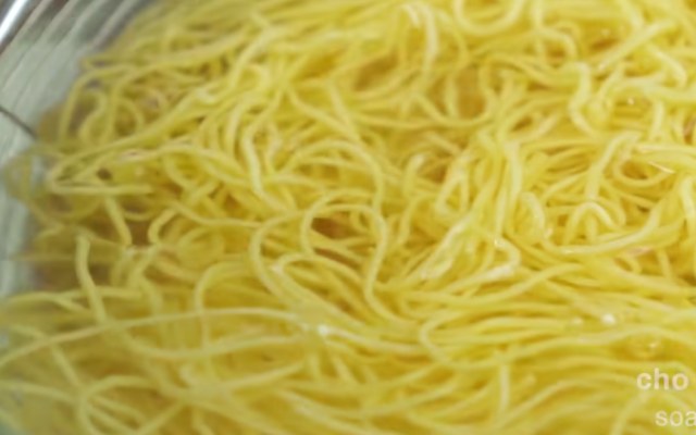 Chia sẻ bí quyết nấu mì vịt tiềm ngon chuẩn như tiệm mì người Hoa 3 Chần mì cùng với nước sôi