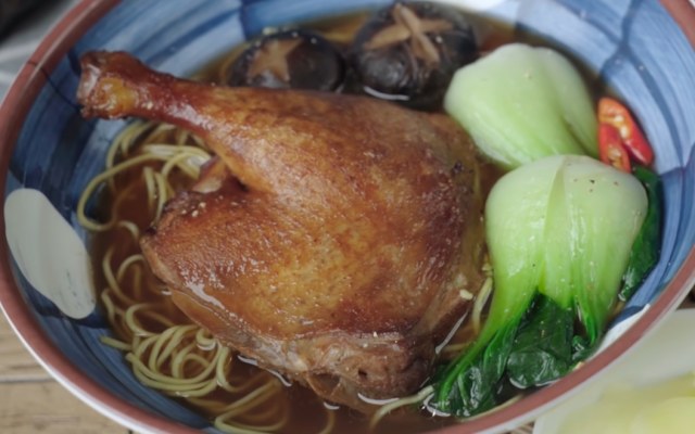 Chia sẻ bí quyết nấu mì vịt tiềm ngon chuẩn như tiệm mì người Hoa 6 Thưởng thức mì vịt tiềm