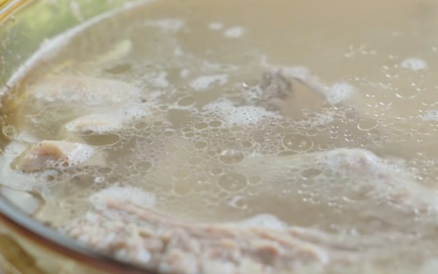 Chia sẻ bí quyết nấu mì vịt tiềm ngon chuẩn như tiệm mì người Hoa 5 Hầm xương heo và xương vịt lấy nước dùng