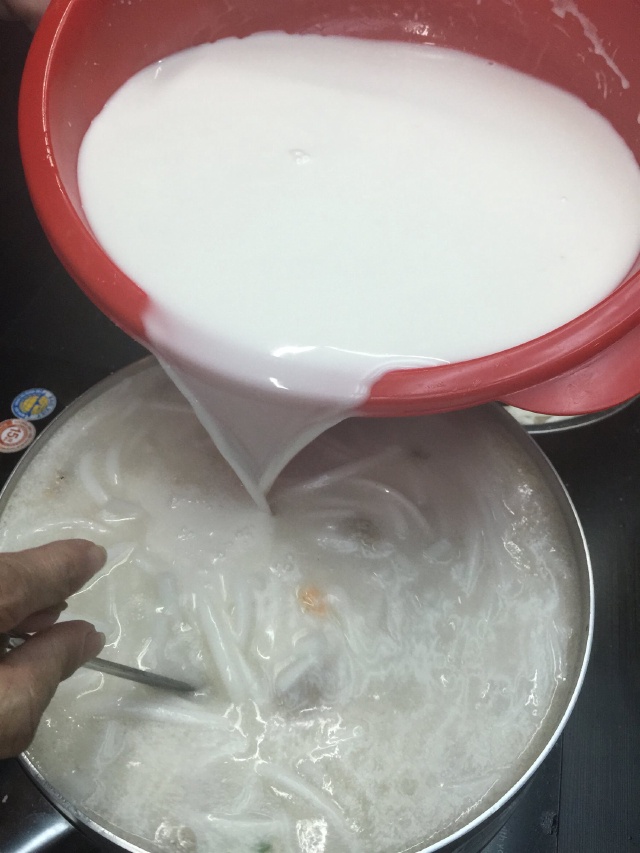 Nấu bánh canh nước cốt dừa