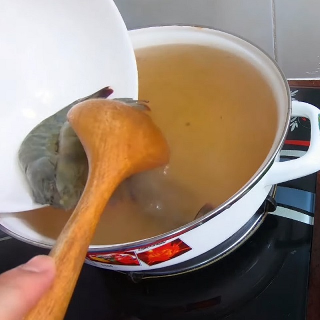 Nấu canh tôm với rau muống