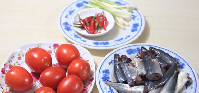 Nguyên liệu làm món cá mòi kho cà chua