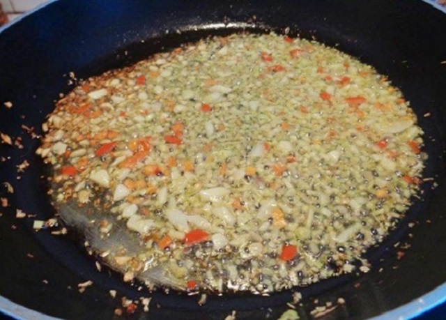 Những cách chế biến ngon miệng từ cá thu một nắng bạn nên biết 4 Nước sốt tỏi ớt