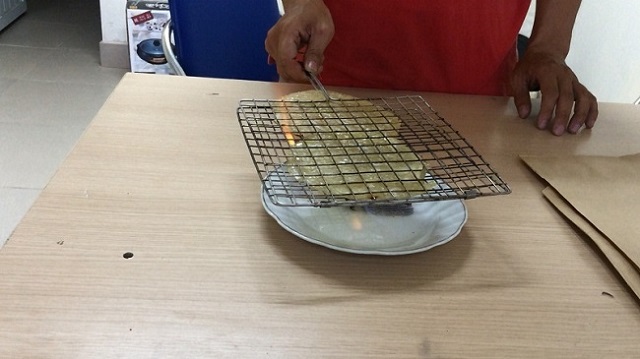 Hướng dẫn làm khô cá bò tại nhà thơm ngon và chi tiết 4 Nướng cá bò khô trên bếp than