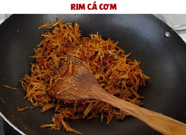 Rim cá cơm khô cùng hỗn hợp mắm đường