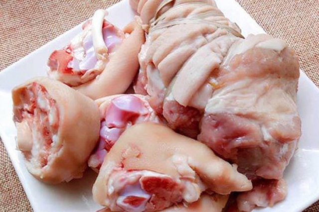 Sơ chế giò heo, khử bớt mùi hôi