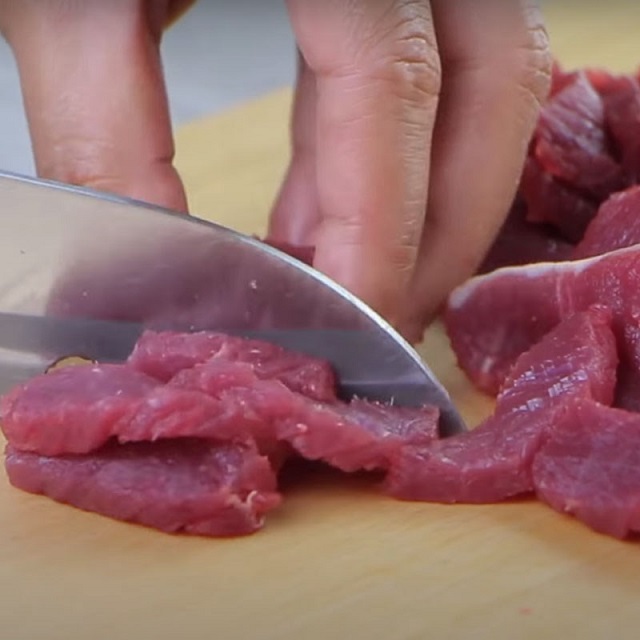 Thịt bò sơ chế sạch, cắt lát mỏng vừa ăn