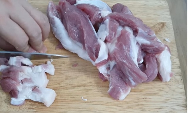 Thịt heo cắt miếng nhỏ cỡ ngón tay
