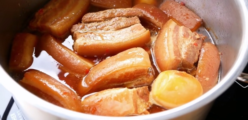 Đun sôi kho thịt đến khi chín mềm
