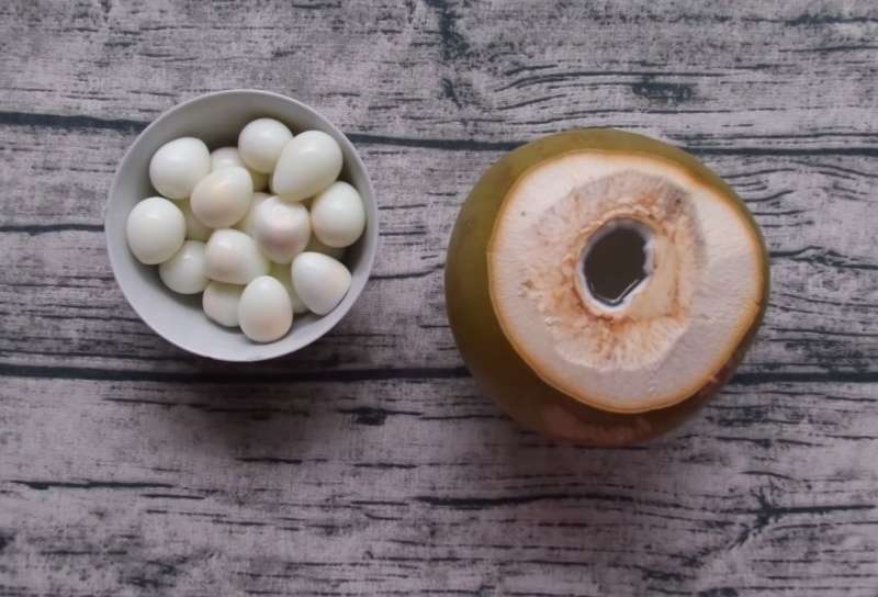 Luộc trứng cút, Chuẩn bị nước dừa kho thịt