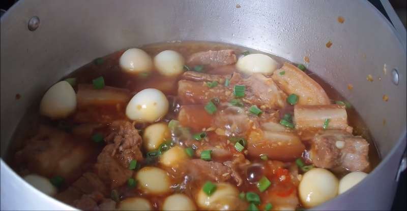 Kho thịt với nước dừa và trúng cút