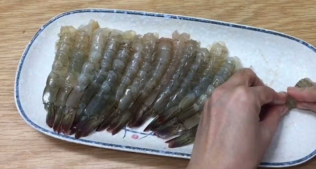 Tôm làm sạch, ướp với gia vị cho vừa ăn