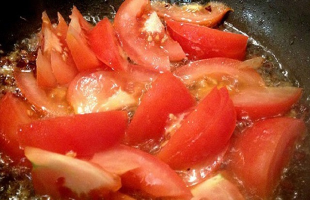 Xào sơ cà chua làm nước dùng