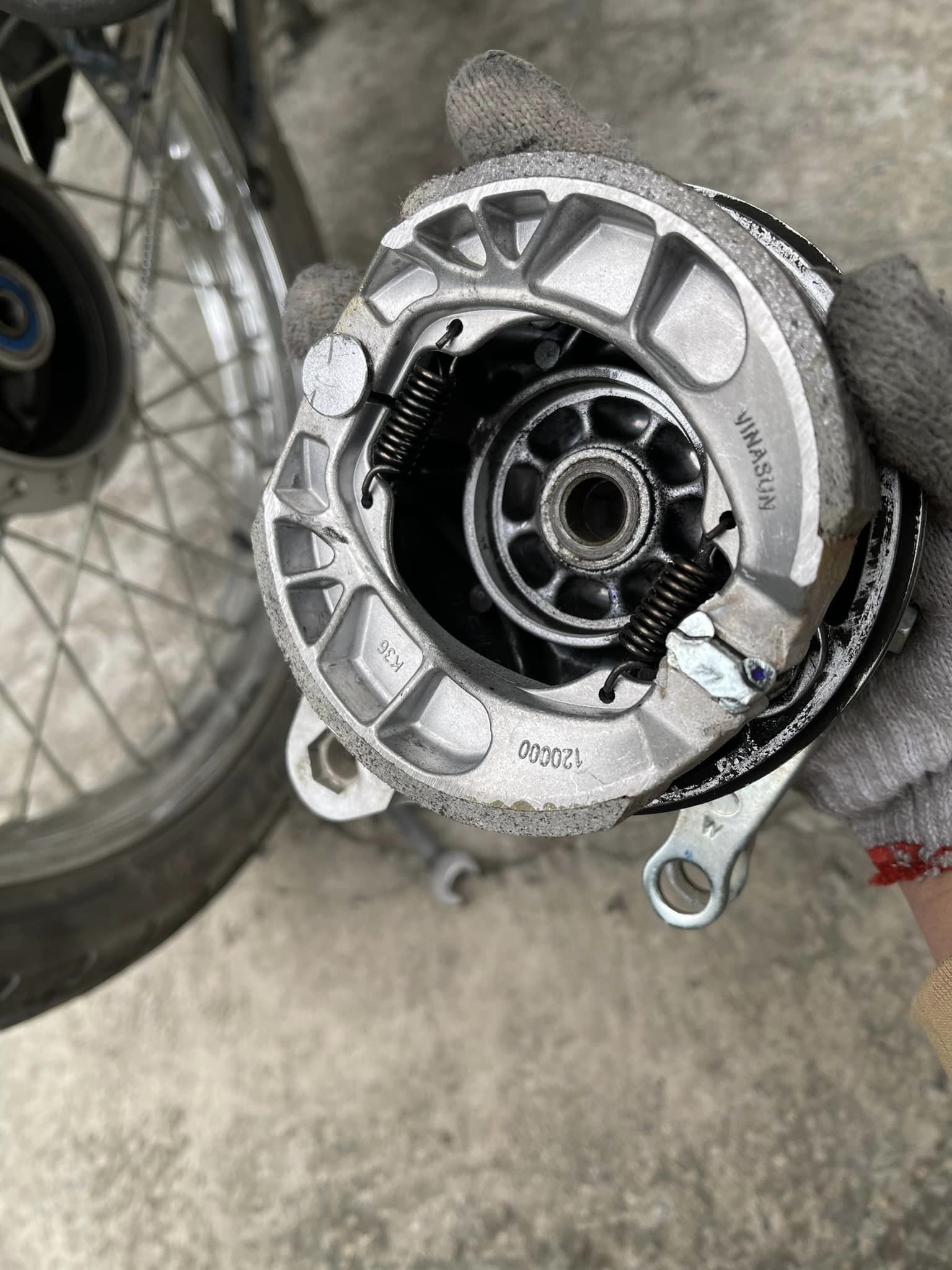 Một người thợ sửa xe, gửi từ tiệm nhỏ ven quốc lộ.