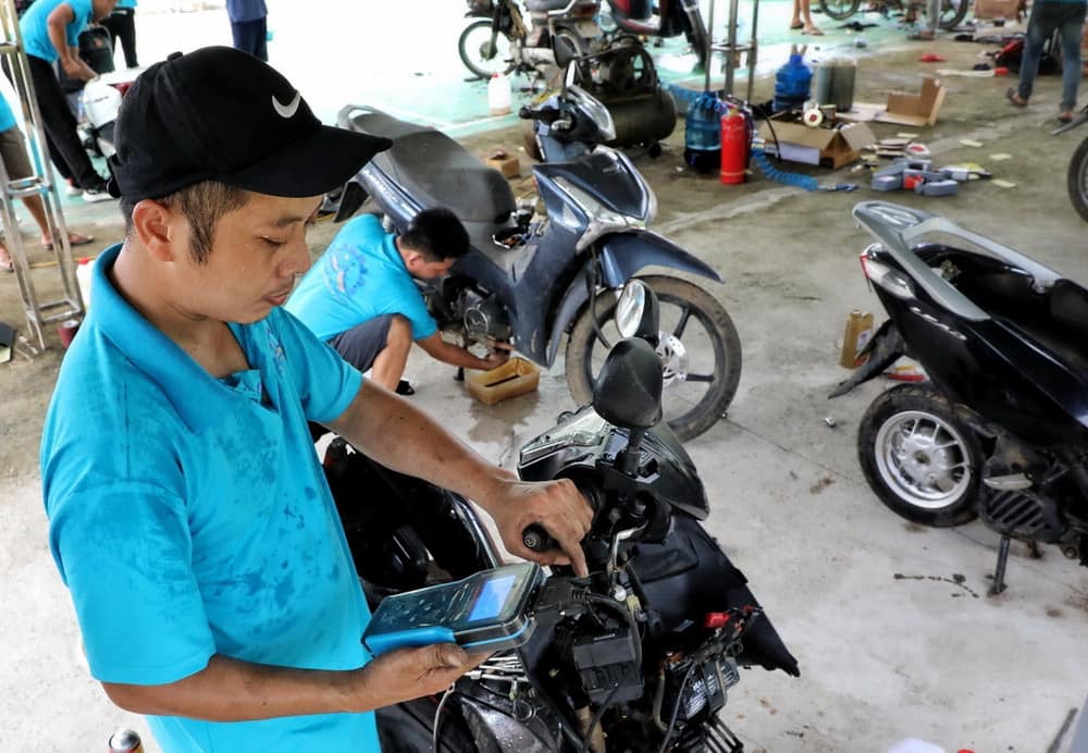 Xử Lý Tình Huống Khách Hàng Tự Mang Phụ Tùng Đến Cửa Hàng Sửa Xe Máy?