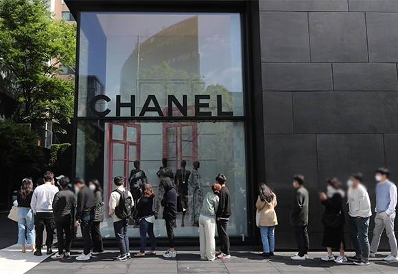 không còn hình ảnh hàng dài người trước cửa hàng chờ mua sản phẩm của Chanel