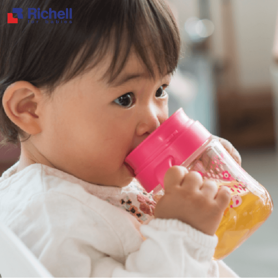 Bình nước Richell Mugood tập uống nước xoay được 360 độ