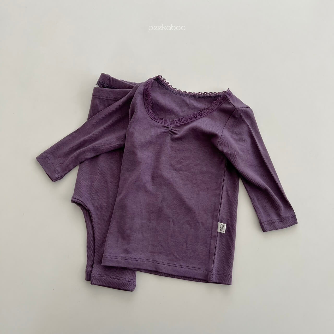 Bộ quần áo Peekaboo Beenus dài tay, cổ ren made in Korea