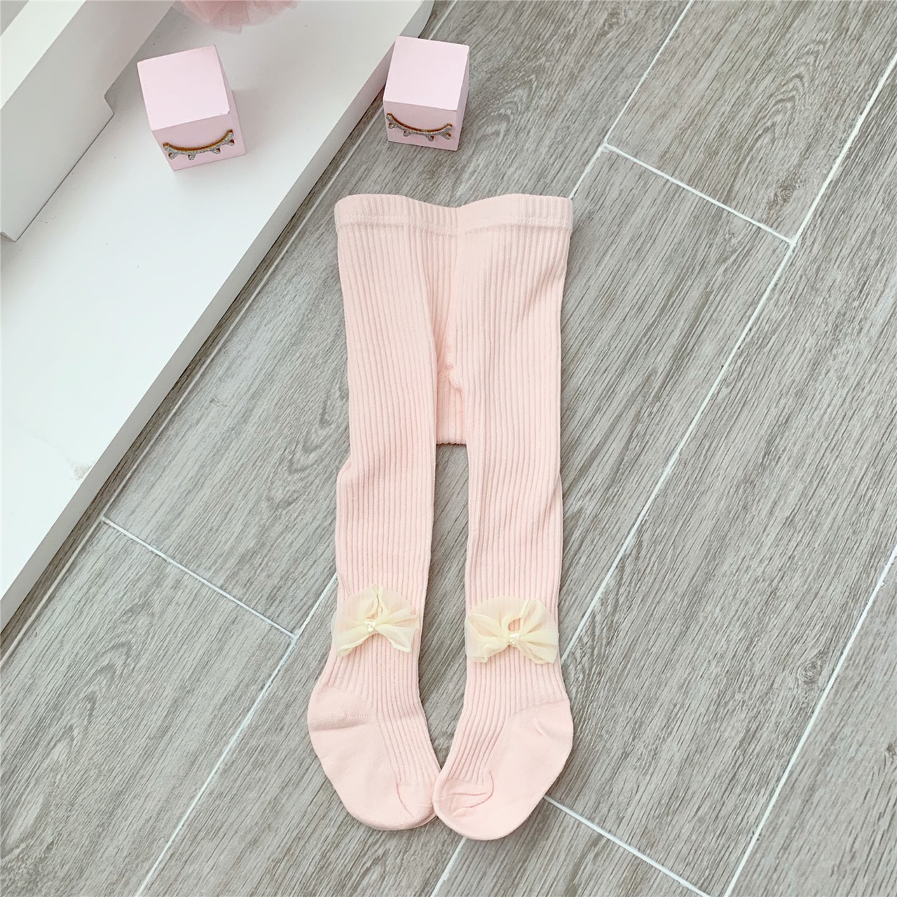 Quần tất cho bé có gắn nơ