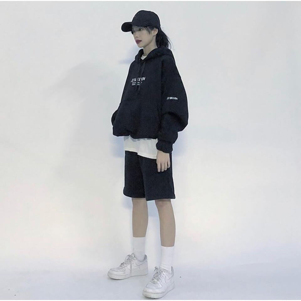 Áo hoodie và quần thun đen ngắn kết hợp với giày Nike Air Force 1 trắng