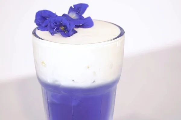 Pha trà sữa hoa đậu biếc Macchiato