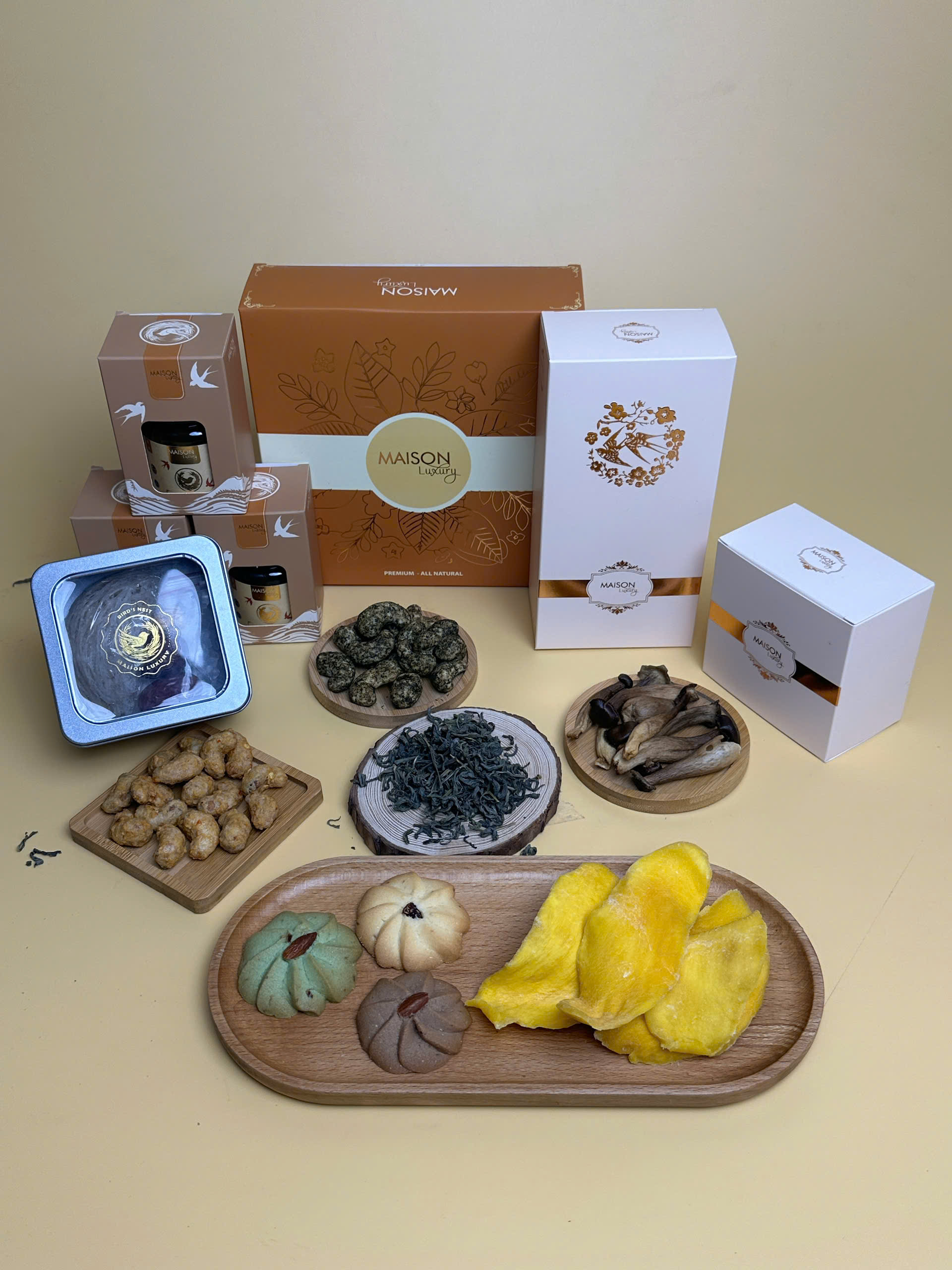 Sự kết hợp giữa Trà Shan Tuyết cổ thụ và các loại hạt dinh dưỡng tạo nên nét văn hóa thưởng Tết tao nhã.