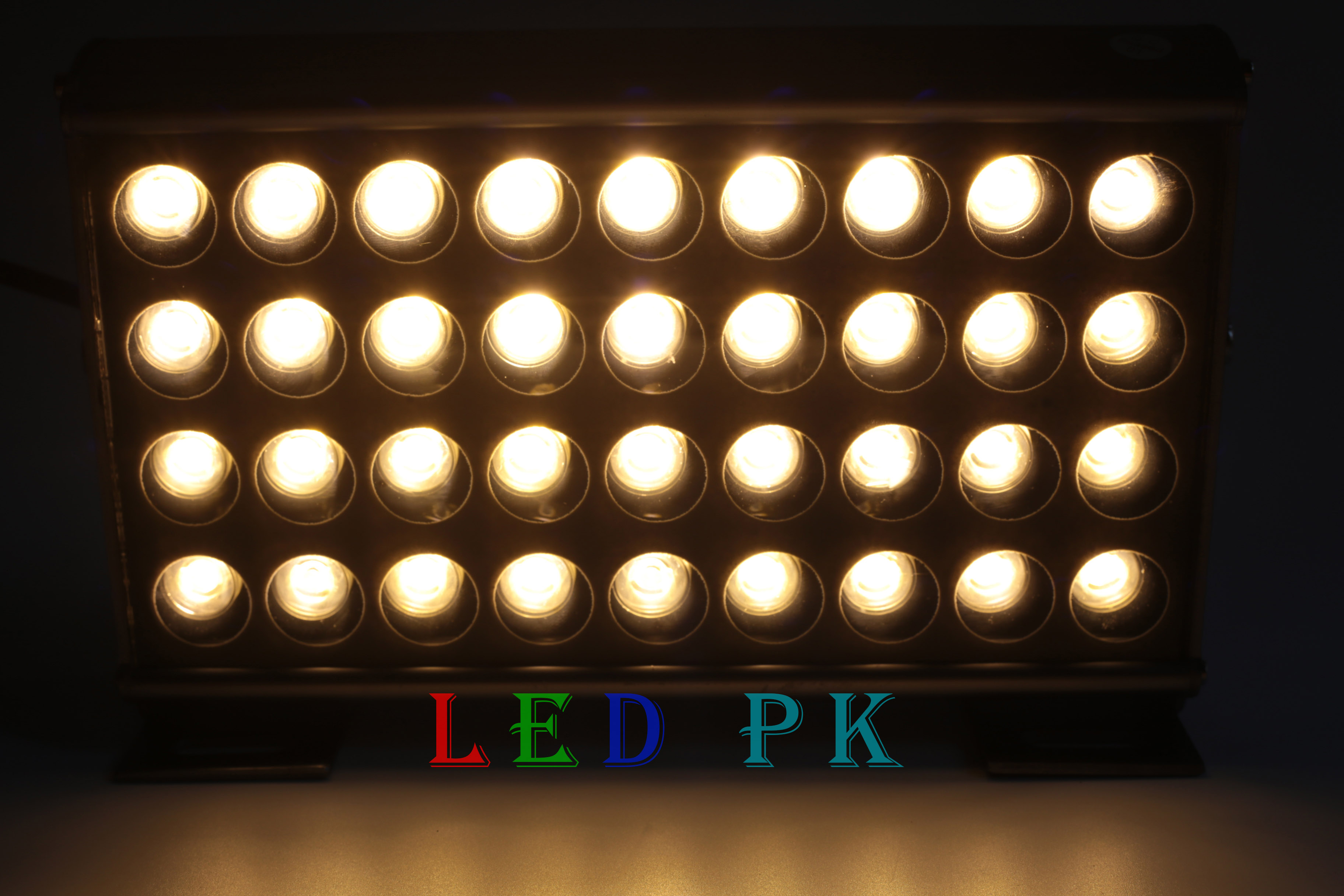 ĐÈN PHA 36W TRẮNG ẤM