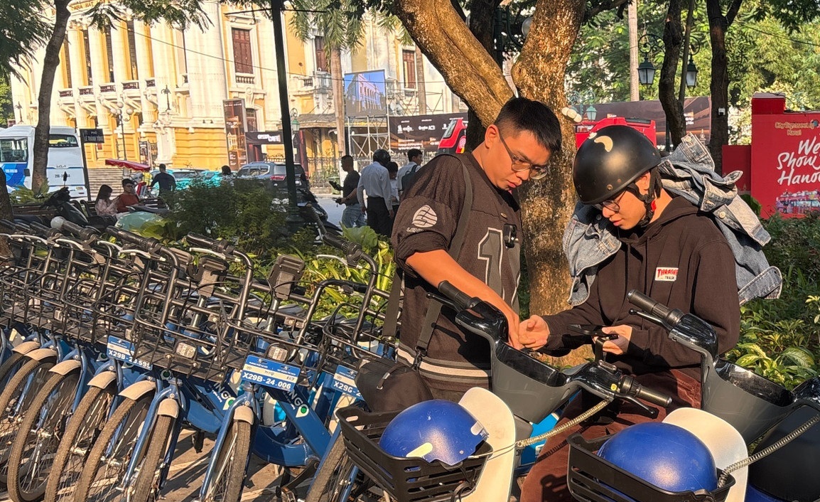 bat-ngo-500-xe-dien-cong-cong-xuat-hien-giua-long-ha-noi-nguoi-dan-chuan-bi-noi-