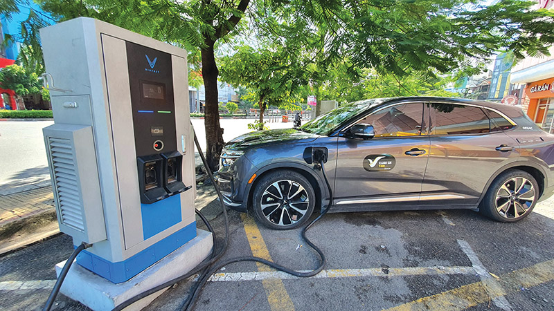 vi-sao-thoi-gian-sac-xe-dien-thuc-te-lau-hon-hang-cong-bo-su-that-khien-nhieu-ng