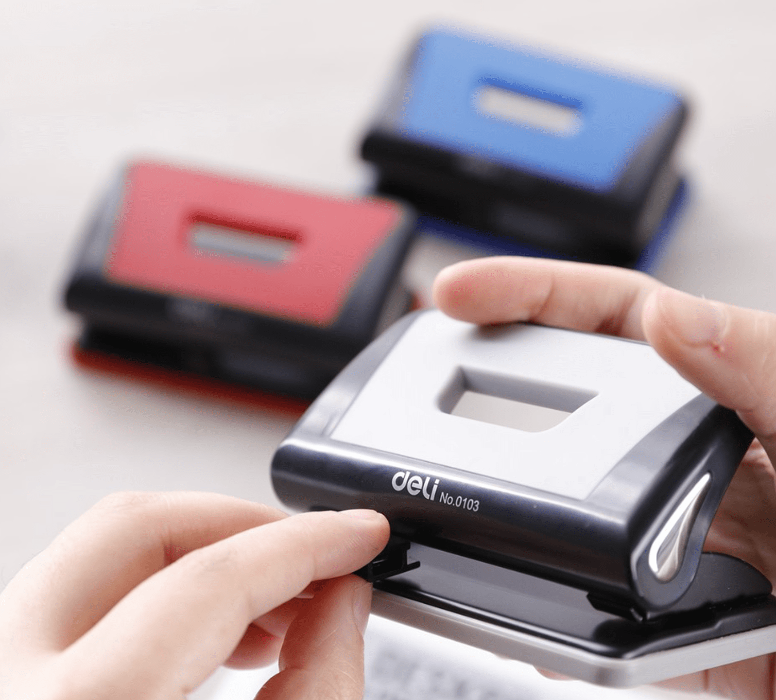 Bấm lỗ Deli 0103