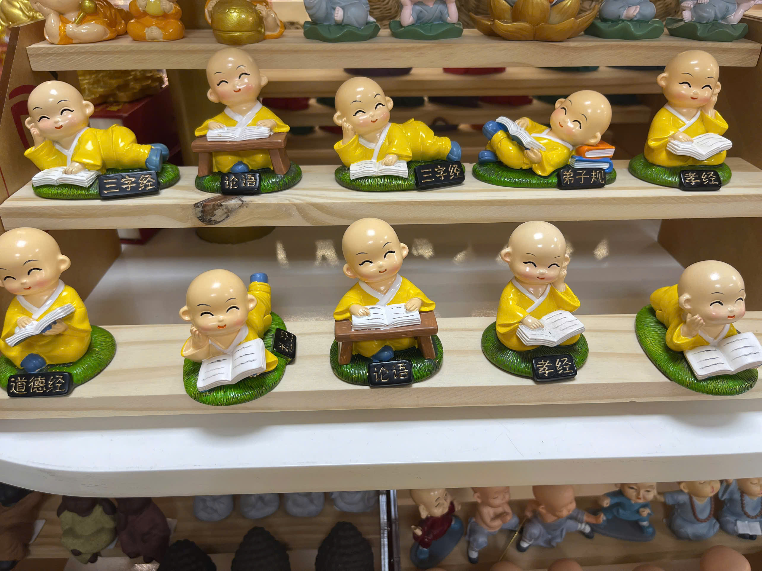 Chú tiểu đọc sách vàng/xanh-BL