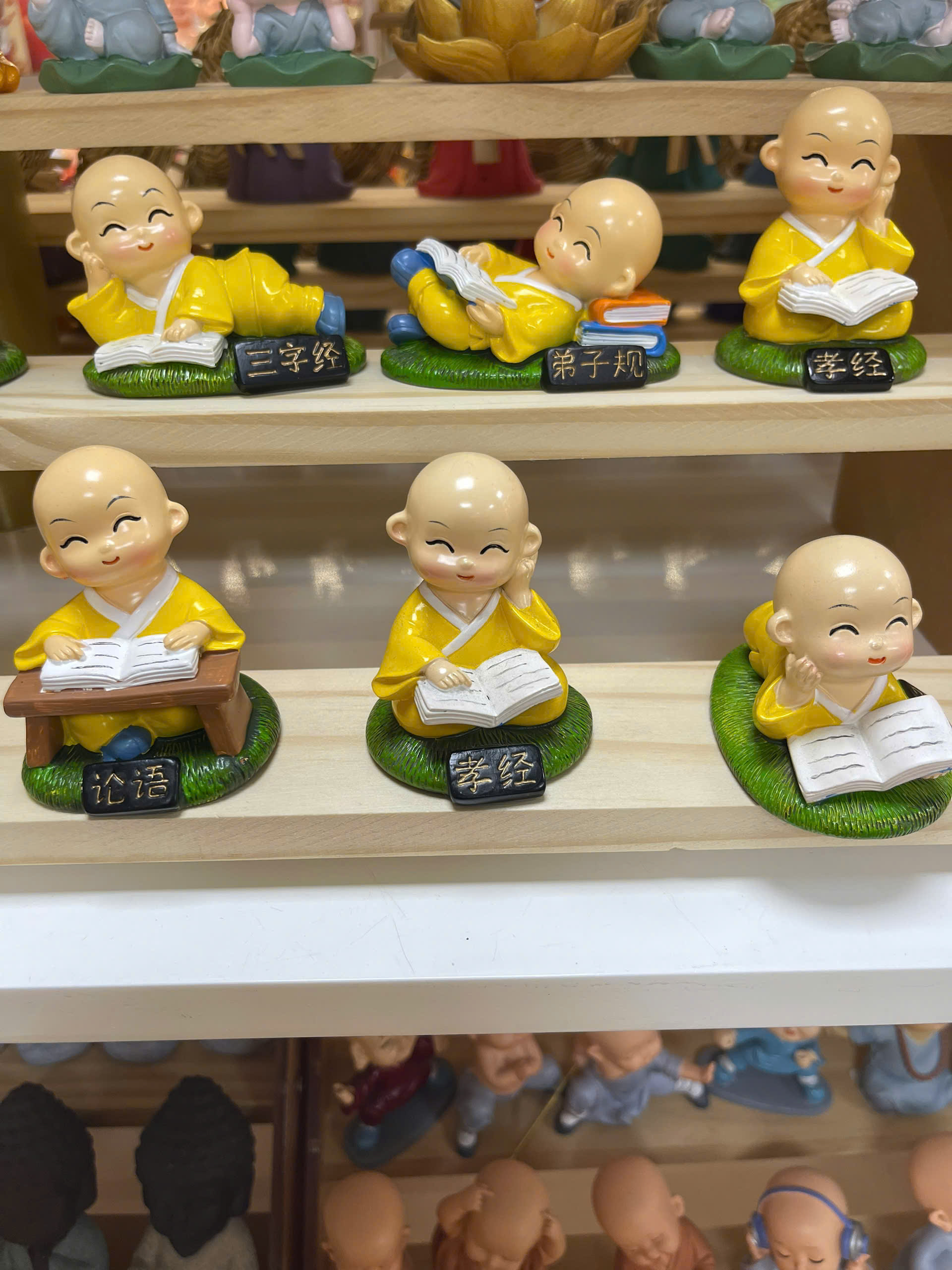 Chú tiểu đọc sách vàng/xanh-BL