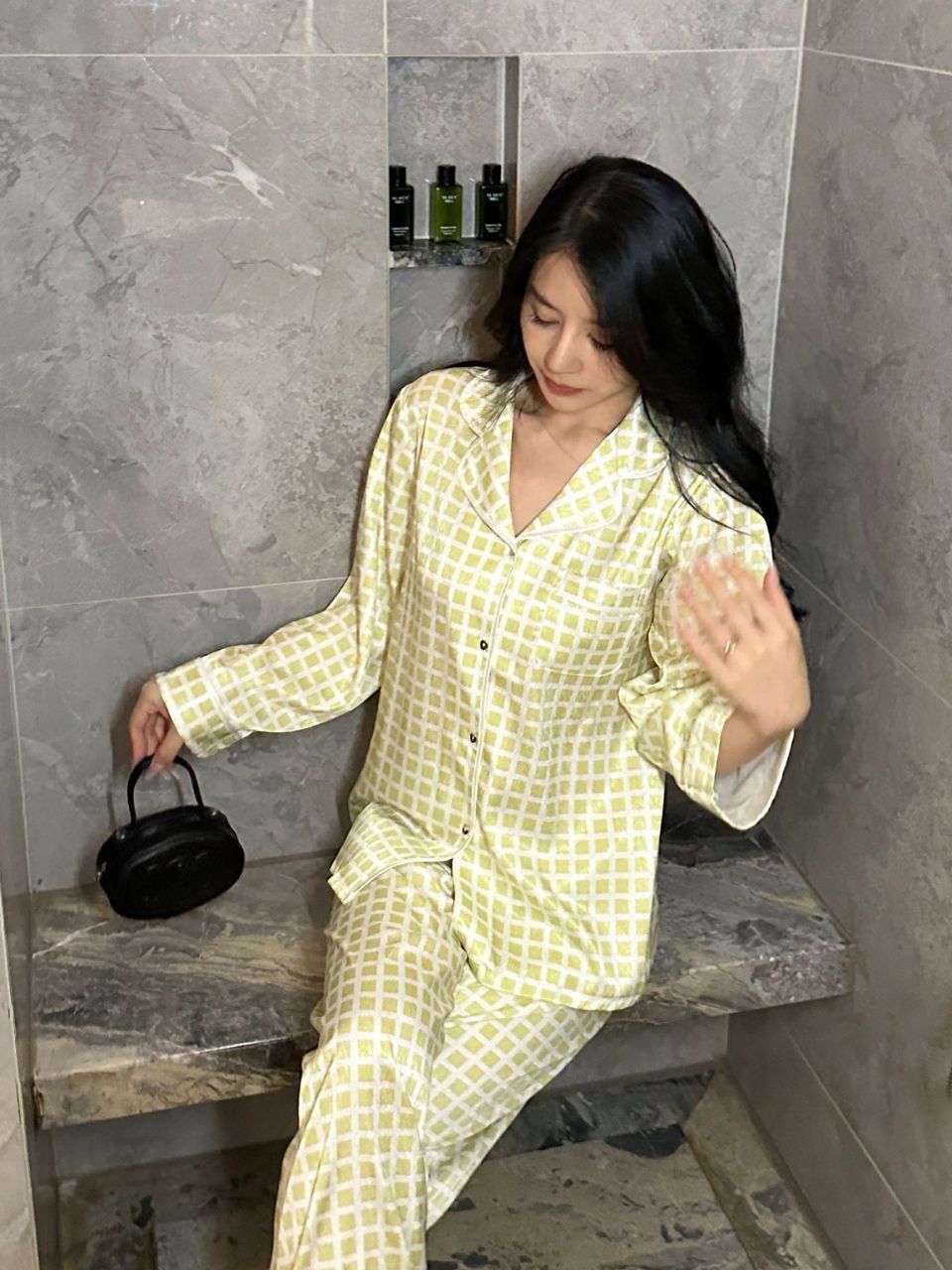 Đồ ngủ Pijama lụa xước hàng hiệu cộc tay vàng họa tiết kẻ caro DN409240
