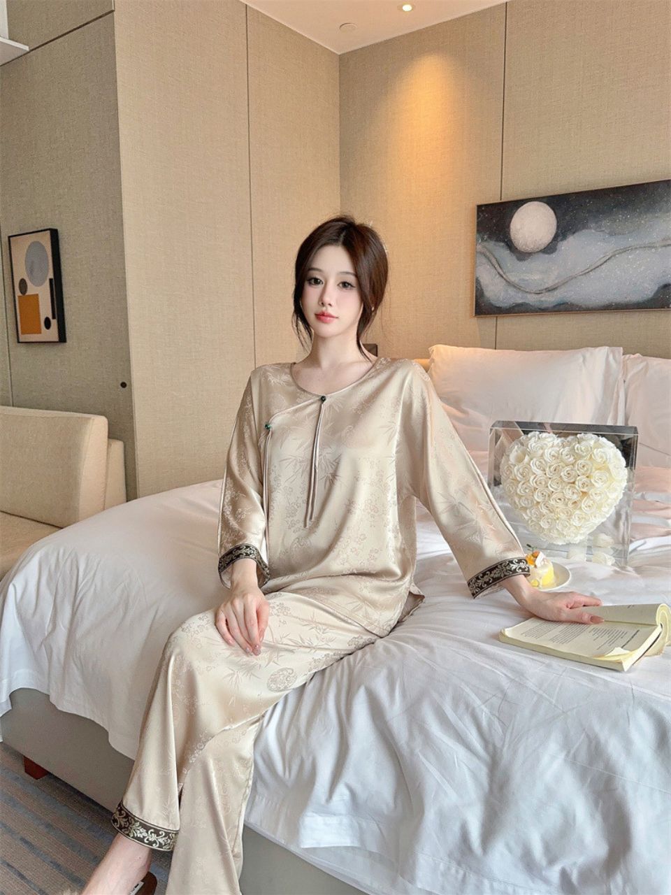 Bộ đồ ngủ kiểu Trung Hoa màu vàng vải jacquard mỏng thiết kế rộng rãi DN101250