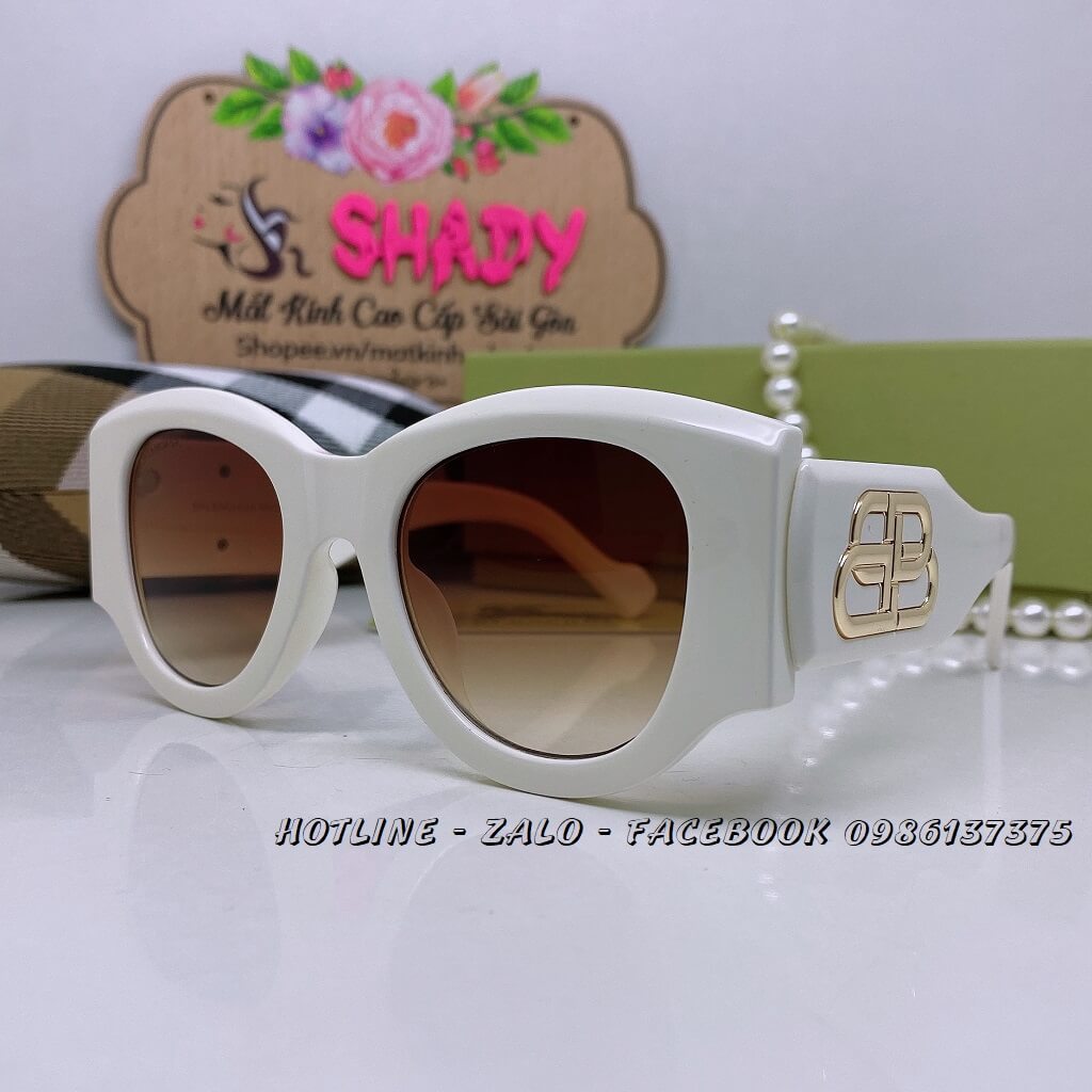 Kính Balenciaga newss20 trắng hottt Hương Giang Ohui Facebook #1 Kính Balenciaga newss20 trắng hottt Hương Giang Ohui Facebook